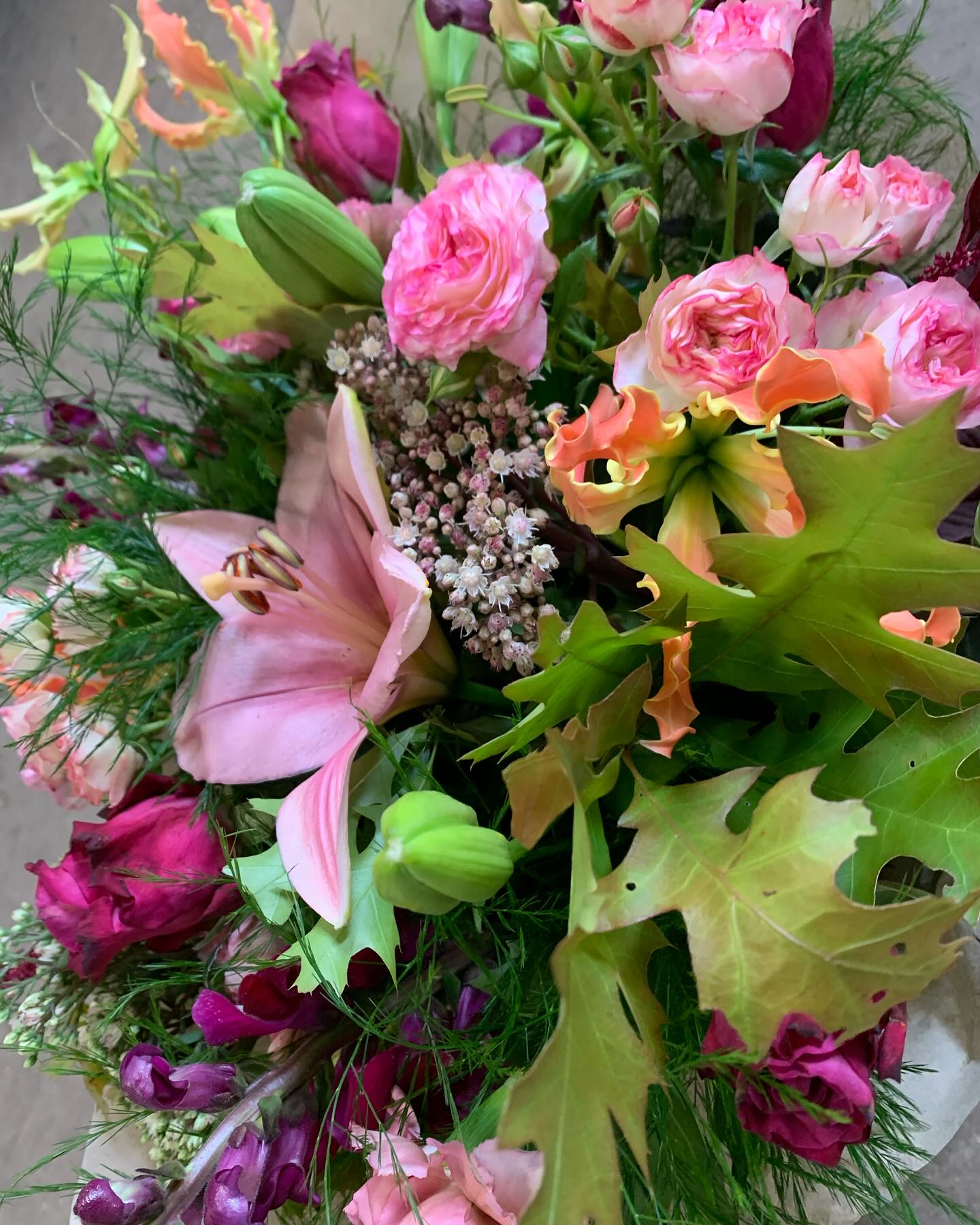 Blommor och blad gör människan glad 💐 En ljuvlig bukett som fick överraska någon i helgen. 😊

#blomsterhallenuppsala #blommoruppsala #bukett #flowers